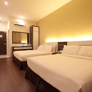 Deluxe Family Room with Pool View Free Pickup